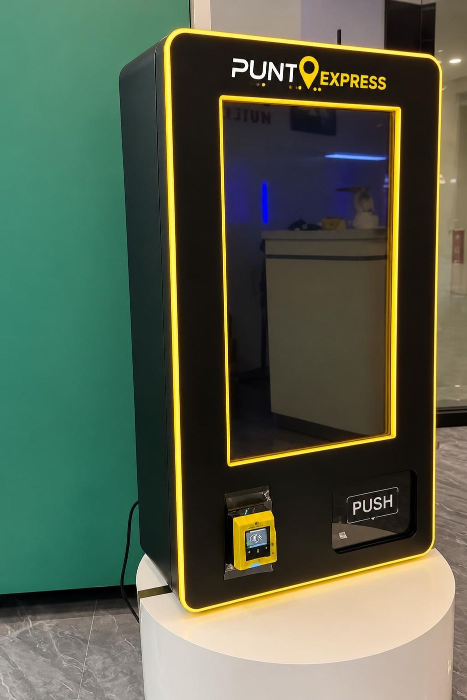 Máquina compacta Punto Express sobre pedestal en un centro comercial